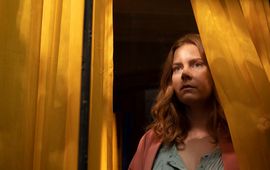 La Femme à la fenêtre : le réalisateur raconte sa version "brutale" abandonnée du thriller Netflix