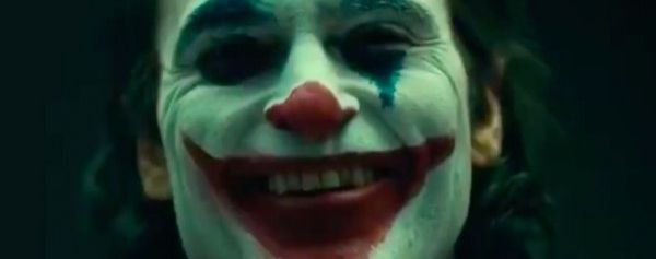 Joker : de nouvelles photos de tournage confirment le maquillage de Joaquin Phoenix