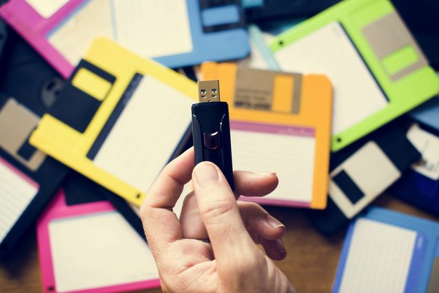 High-tech base de données : Différents types USB - disquettes et clef USB
