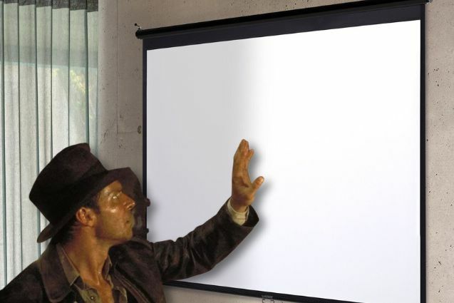 High-tech base de données : Indiana Jones examine une toile de projection