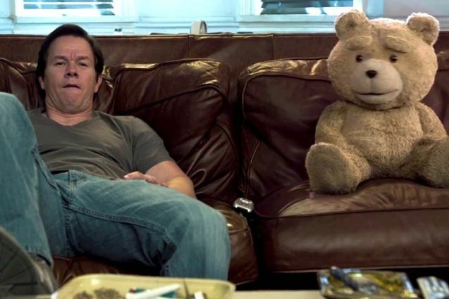 Ted : Ted regarde la TV dans son canapé